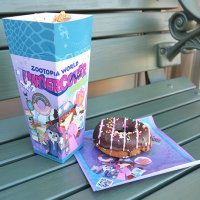ジュディとニックがデザインされた箱に入ったポップコーンや、映画をイメージしたドーナツ