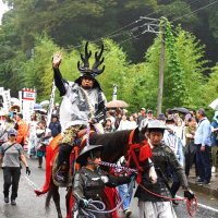 雨の中でも大勢の人が訪れた「大多喜お城まつり」＝１０月、大多喜町
