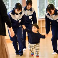 体験授業で子どもと触れ合う生徒たち