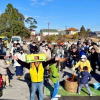 大勢の来場者でにぎわう新年恒例の餅つき大会（いすみ鉄道応援団提供）