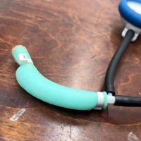 シリコン素材のパッド型人工筋肉は、ポンプ状の器具で空気を加圧的に送ることで収縮・伸長する（森下さん提供）