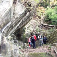 知られざる石切り場へ　鋸山新ルートツアー　鋸南側の観光スポットに