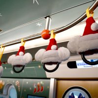 「ディズニー・クリスマス・ライナー」内のサンタクロースの帽子をイメージしたつり革の飾り。つり革の高さは３種類ある