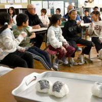 米沢小「おにぎり」で地域に感謝　米と梅干し　学習成果発表　神崎
