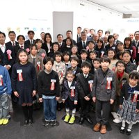 夏休みエコ絵画コン表彰式　柳館さん（船橋市立大穴小４年）に知事賞