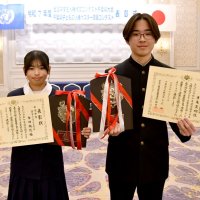 最優秀　唐亀さん　多田さん　全国中学生人権作文コンテスト　個性を認め合う高齢者介護など千葉県大会に１万８０００編