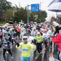 寒さに負けず力走　増田さん駆け付けエール　いすみ健康マラソン
