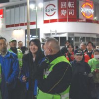 パトロールには学生ボランティア団体などが参加＝１６日午後５時過ぎ、千葉市中央区富士見