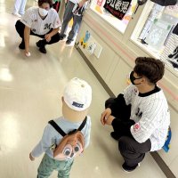 子どもたちとボール遊びを楽しんだ（千葉ロッテマリーンズ提供）
