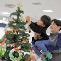 空に願い込め飾る　成田空港にクリスマスマスツリー　園児ら、サンタへ手紙も