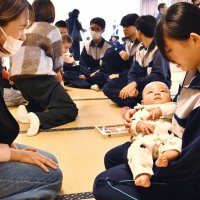命のぬくもり間近で　東庄中３年生　親子と交流、育児体験