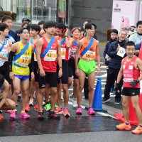 スタート地点で選手たちの列に加わる猫ひろしさん＝２１日、長柄町役場