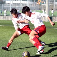 守備練習する流通経大柏の島谷主将（左）
