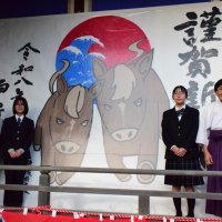茂原高生が「大絵馬」描く　新年の縁起物、初詣客出迎え　白子神社　【師走スケッチ２０２５】