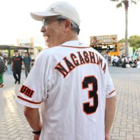長嶋茂雄さんが亡くなった翌日、プロ野球の千葉ロッテ対巨人の一戦に長嶋さんの背番号「３」のユニホーム姿で駆け付けたファン＝６月４日、千葉市美浜区のＺＯＺＯマリンスタジアム前
