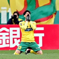 Ｊ１昇格プレーオフ決勝で勝利を決めた瞬間、顔を覆って喜ぶ千葉・鈴木大＝１３日、フクアリ