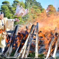 成田山新勝寺に設けた炉に参拝客から納められた護摩札を投げ入れる僧侶＝２８日、成田市
