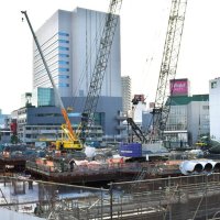 タワーマンションの建設が進む船橋駅南口の西武船橋店本館跡地＝１１月２７日、船橋市