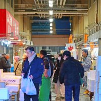 午前７時から多くの人が集まった＝２５日、千葉市地方卸売市場