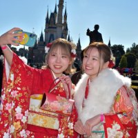 シンデレラ城前で決意　６年ぶり東京ディズニーランド成人式　【舞浜タイムズ１月号】