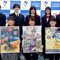 自転車盗、電話de詐欺注意を　美術部員がポスター制作　船橋東署、３高校へ感謝状