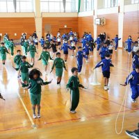 縄跳びで絆深める　統合前に児童が交流　旭３校