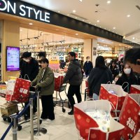 イオンモール幕張新都心で初売り　「福カート」人気、詰め放題も　オープン前から行列