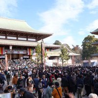 【写真多数】成田山新勝寺　初詣客でにぎわう　手を合わせ平穏な日々願う