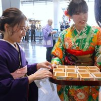 成田空港で正月気分　安全祈願、お屠蘇配る