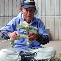 マコモ馬を作る故藤田庄平さん（市原歴史博物館提供）