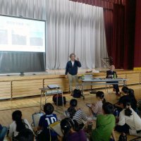 子どもたちに落花生に関する講演をする増田さん＝２０２３年１１月、習志野市の谷津小学校（同校提供）