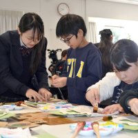 「友禅染」の魅力伝える　佐倉東高生が児童に授業　作品見せ合い笑顔