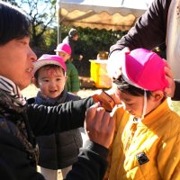 おでこに朱印を押してもらう保育園児
