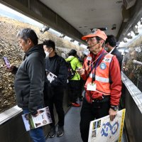 加曽利貝塚博物館で実際の貝層を見学する参加者ら＝千葉市若葉区