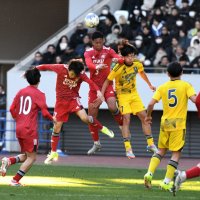 鹿島学園―流通経大柏　前半、ボールを競り合う流通経大柏・メンディー（中央）＝１０日、東京・ＭＵＦＧスタジアム（国立競技場）