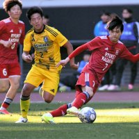 鹿島学園―流通経大柏　前半、競り合う流通経大柏・上田（右）＝１０日、東京・ＭＵＦＧスタジアム（国立競技場）
