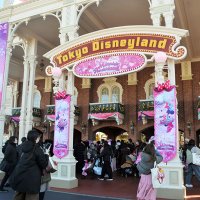 水玉模様やピンク色の特別デコレーションが施された＝１３日、浦安市の東京ディズニーランド