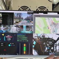 レベル４自動運転中のバス車内モニター。カメラやセンサーで対向車や歩行者らを３６０度確認できるほか、青信号の残り秒数などを確認することができる
