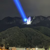 幻想「ラピュタの壁」　鋸山をライトアップ　富津市