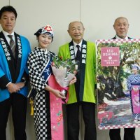 椿まつりをＰＲするミス大島の高村光璃さん（中央左）と坂上大島町長（同右）＝２１日、千葉市中央区
