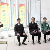 ジェフ千葉の監督や選手、社長に激励の言葉を述べる神谷市長（左）＝２１日、千葉市役所
