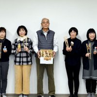手作り玩具で遊んで　木製人形、菅谷さん保育所に贈る　香取　地元中高生が装飾協力
