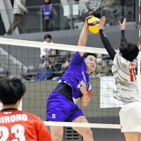 千葉―ＴＭ東京　第４セット、スパイクを放つ千葉・秋山（中央）＝２４日、千葉市のＹｏｈａＳアリーナ