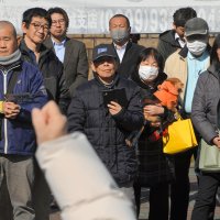 候補者の訴えを聞く支持者ら＝２７日、市原市