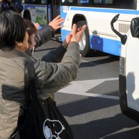 選挙カーで出発する候補者に手を振る支持者＝２７日、千葉市緑区