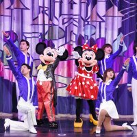 壇上でポーズを決め、「新２０歳」を祝福するミッキー、ミニーら＝１２日、浦安市の東京ディズニーランド
