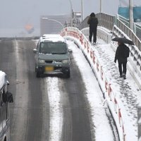雪が降り積もった習志野市内。坂道では減速して進む車が目立った＝８日午前８時ごろ（画像は一部加工してあります）