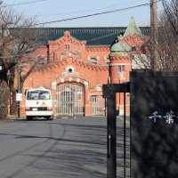 他の受刑者をボールペンで突き刺したか　千葉刑務所、傷害容疑で３０代受刑者を書類送検　金属製水筒で殴った疑いも