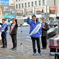 公示日に角田秀穂（左から３人目）ら公明出身の比例単独候補が開いた演説会。立民出身で小選挙区候補の水沼秀幸（同１人目）と矢崎堅太郎（同２人目）は顔を見せたが、聴衆の多くが演説会後すぐに会場を離れ、握手した人はわずかだった＝１月２７日、市川市