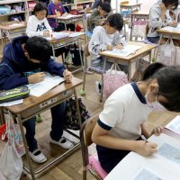 新聞活用し思い考え表現　茂原市立豊岡小学校　【ＮＩＥ報告　千葉県内実践校の取り組み】